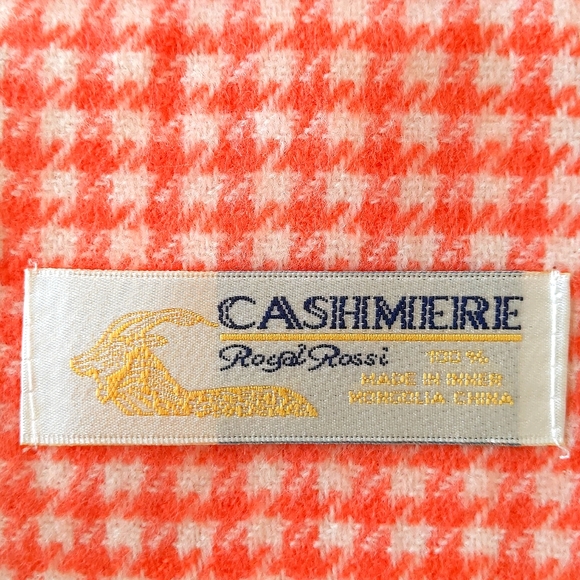 NWT. Woman's 100% Cashmere houndstooth check scarf. - Picture 4 of 4